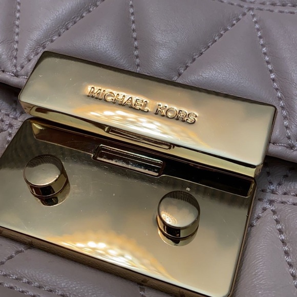 MICHAEL KORS
Sloan Large Pink Shoulder Bag - Picture 7 of 17